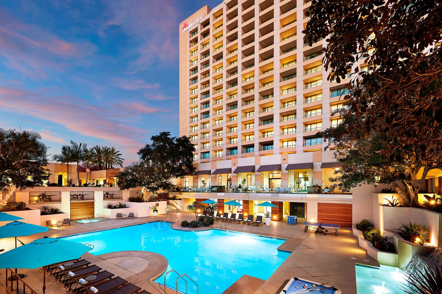 Exterior shot of Marriot San Diego hotel by the pool